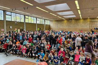 Warten auf die Siegerehrungen vom Kinderlauf und Jugendlauf