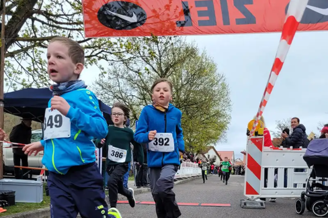 Zieleinlauf der Kinder beim Kayher Kirschblütenlauf 2023