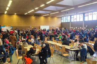 Beisammensein und Warten auf die Ergebnisse des 32. Kayer Kirschblütenlaufs 2024