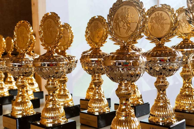 Gewinnerpokale für die Plätze 1 bis 3 beim 32. Kayher Kirschblütenlauf 2024 – Bericht