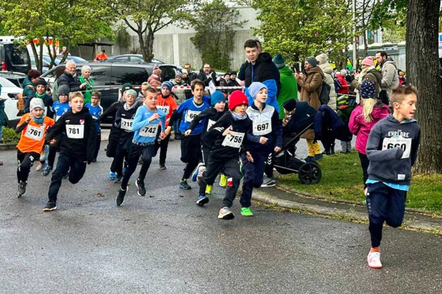 Jugendliche laufen beim 32. Kayher Kirschblütenlauf 2024 – Bericht Veranstalter