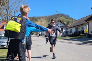 Gegenseitige-Anfeuerung-beim-33.-Kayher-Kirschblütenlauf