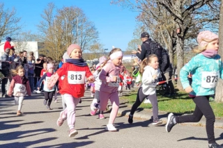 Kinderlauf-der-jungen-Mädchen