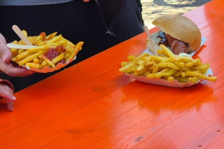 Pommes-und-Rote-Wurst-Verpflegung