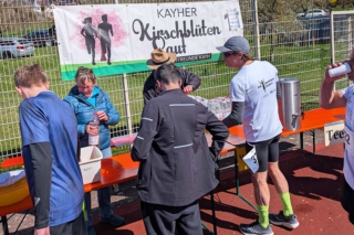 Teeausgabe-beim-Kirschblütenlauf