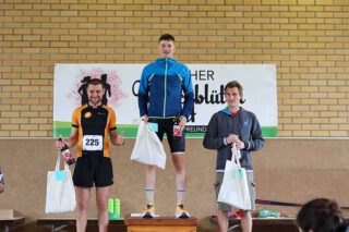 Die drei besten Läufer beim 34.Kayher Kirschblütenlauf 2026 mit Gewinner Lars Völter