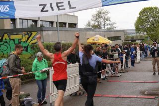 Geimsamer Einlauf ins Ziel beim 34. Kayher Kirschblütenlauf 2026