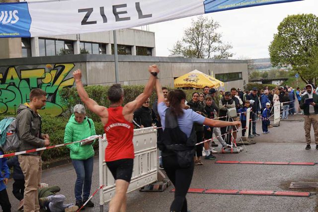 Geimsamer Einlauf ins Ziel beim 34. Kayher Kirschblütenlauf 2026