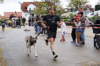 Läufer mit Hund beim Zieleinlauf vom 34. Kayher Kirschblütenlauf 2026