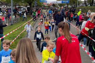Zieleinlauf der Kinder beim 34. Kayher Kirschblütenlauf 2026