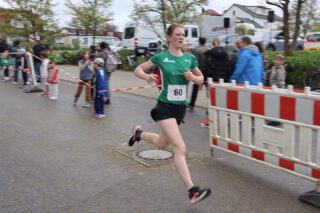 Zieleinlauf-der-diesjährigen-Gewinnerin-vom-34.-Kayher-Kirschblütenlauf-2026