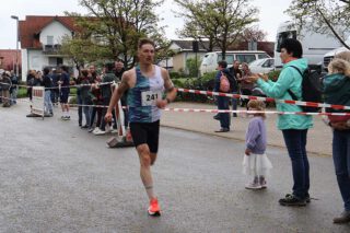 Zieleinlauf des diesjährigen Gewinners vom 34. Kayher Kirschblütenlauf 2026