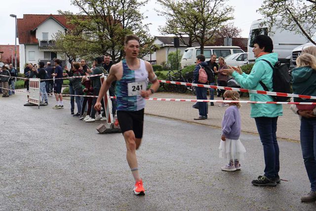 Zieleinlauf des diesjährigen Gewinners vom 34. Kayher Kirschblütenlauf 2026